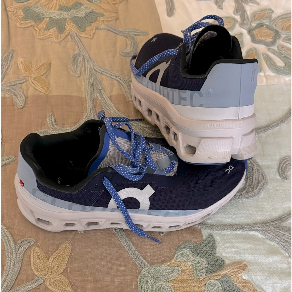 On Cloud size 9
